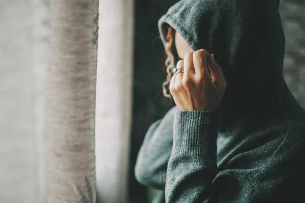 Вид Женщины Капюшоном Голове Трогающей Лицо Печаль Депрессия Медицинские Проблемы — стоковое фото