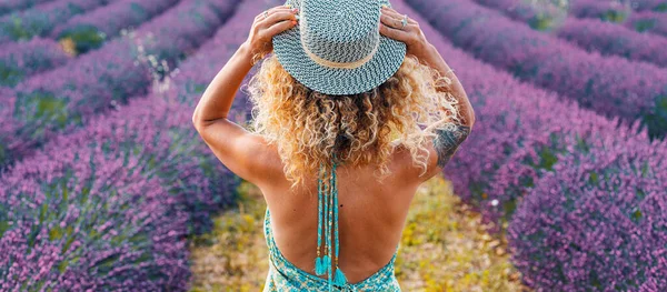 横幅旅行令人惊奇的目的地人的概念假期或户外休闲活动 美丽的游客 戴着帽子 穿着自然的衣服 背景为薰衣草场 戴帽子的女士 — 图库照片
