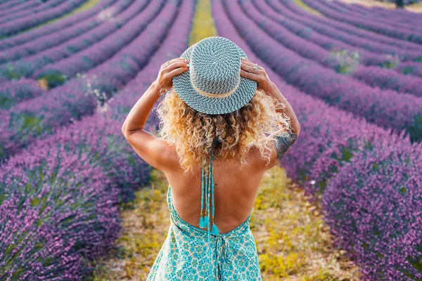 Задньому Плані Красива Туристична Жінка Проти Фіолетового Лавандового Поля Європі — стокове фото