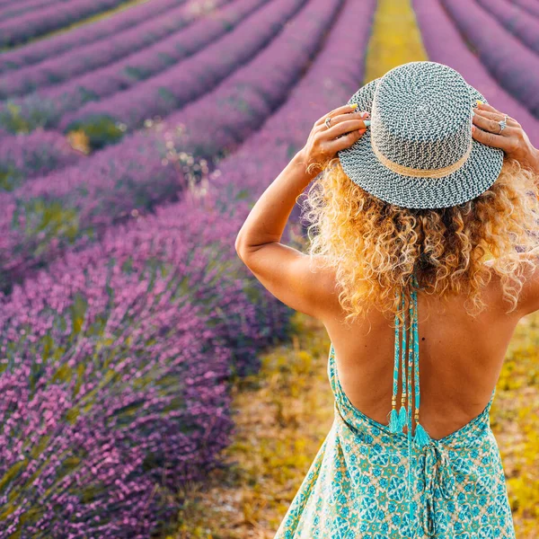 기간은 사람들의 양식이다 모자를 라벤더밭을 배경으로 유행하는 의상을 여성의 뒷모습을 — 스톡 사진