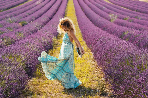 Glad Kvinna Turist Med Mode Klänning Dans Lavendel Fält Färg — Stockfoto