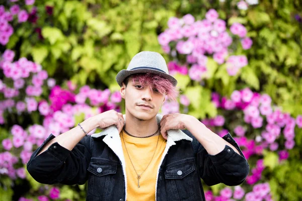 Kameraya Bakan Sıradan Kıyafetler Şapkalar Giyen Yakışıklı Bir Genç Çocuk — Stok fotoğraf