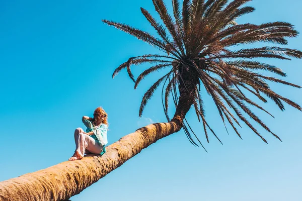 Mulher Livre Feliz Sentado Uma Palmeira Tronco Desfrutando Sol Destino — Fotografia de Stock