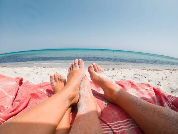 在暑假假期里 两只小脚在海滩上享受阳光和海滩 有着平静的海鱼的眼影 人们在沙滩上观光和放松 日光浴男女裸体 — 图库照片