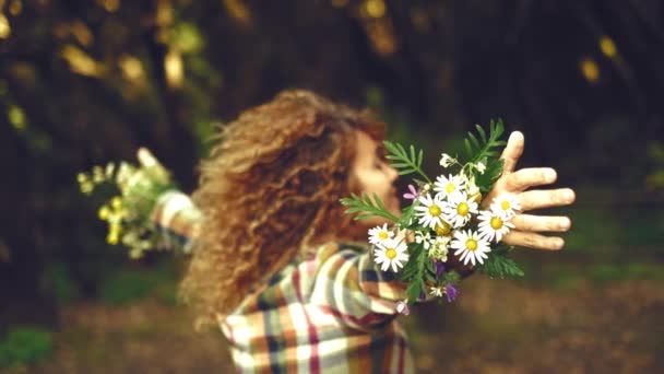 Glad Kvinna Öppnar Armarna Naturparken Med Blommor Skjorta Och Händer — Stockvideo