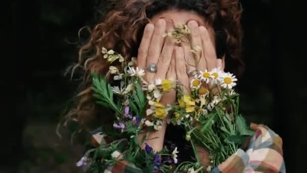 人与自然的概念生活方式关心心理健康 一个女人用手捂着脸开着花地球日庆祝活动 春天的时候欢迎 环境和地球护理生活方式 — 图库视频影像