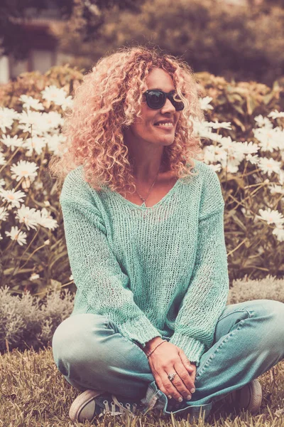 Retrato Una Mujer Feliz Sentada Césped Del Parque Filtro Color —  Fotos de Stock