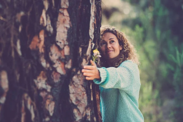 Mulher Serena Abraçando Tronco Árvore Floresta Sorrindo Olhando Para Floresta — Fotografia de Stock