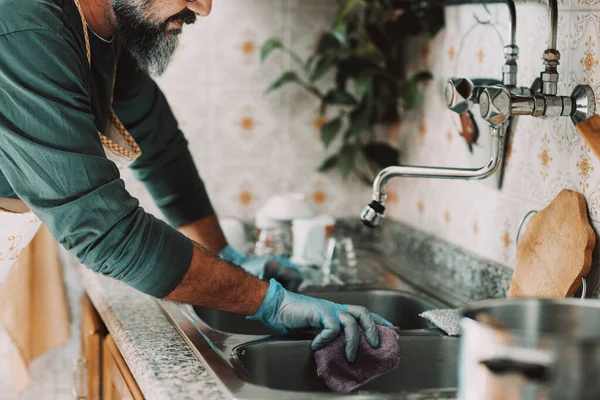 Zbliżenie Człowieka Domu Sprzątanie Kuchni Gotowaniu Myciu Naczyń Samotny Męski — Zdjęcie stockowe