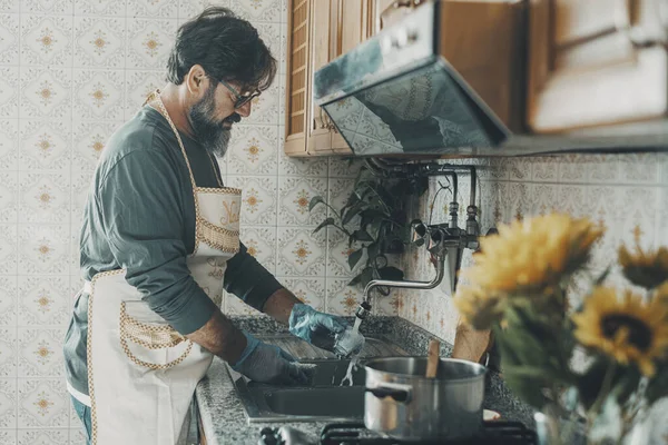Mężczyzna Zmywający Naczynia Domu Kuchni Lunchu Mąż Pomaga Żonie Sprzątać — Zdjęcie stockowe