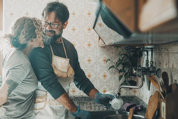 Birbirini Seven Mutlu Yetişkin Çiftler Mutfakta Birlikte Bulaşık Yıkıyorlar Evlerini — Stok fotoğraf