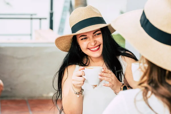 Mujer Joven Tomando Café Con Amiga Sonriendo Gente Turista Feliz —  Fotos de Stock
