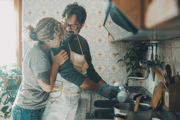 Homem Ajudando Esposa Trabalho Doméstico Lavar Pratos Cozinha Mulher Aprecia — Fotografia de Stock