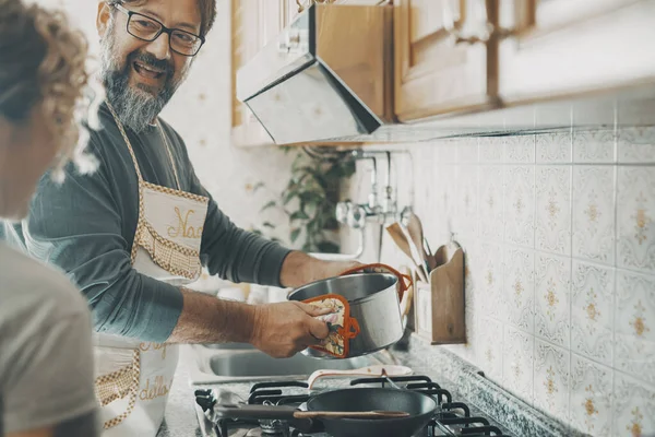 Una Vera Coppia Che Cucina Insieme Casa Cucina Uomo Sorride — Foto Stock