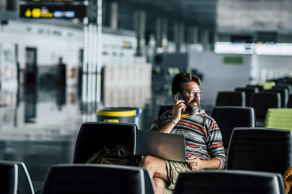 Reisemann Sitzt Flughafen Gate Wartezimmer Und Telefoniert Allein Mit Laptop — Stockfoto