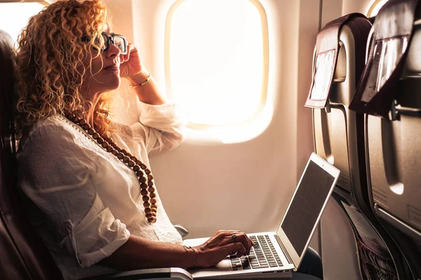 Empresária Moderna Moda Viaja Sozinha Com Aeronaves Usa Laptop Com — Fotografia de Stock