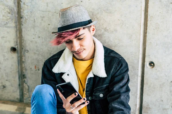 Jovem Sozinho Sentado Chão Usando Aplicativo Telefone Celular Para Comunicar — Fotografia de Stock