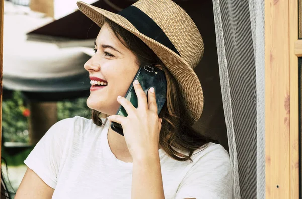 Ευτυχισμένη Χαρούμενη Νεαρή Γυναίκα Που Μιλάει Στο Τηλέφωνο Στο Κινητό — Φωτογραφία Αρχείου