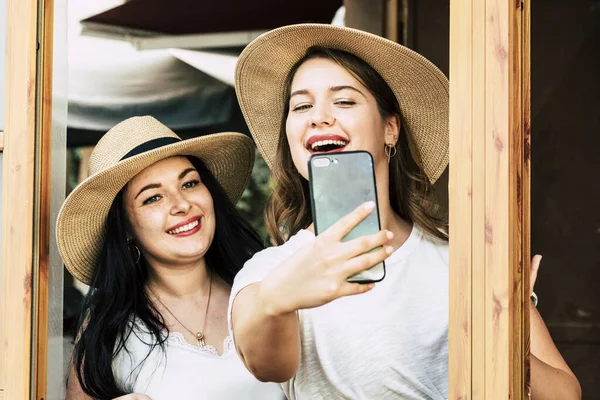 Šťastný Pár Mladých Žen Těší Společně Přičemž Selfie Pict — Stock fotografie