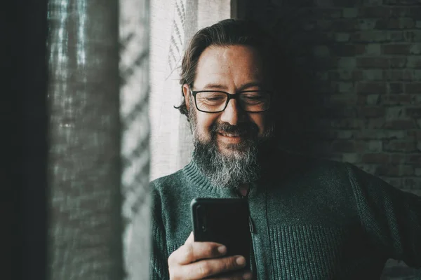 Бородатий Молодий Зрілий Чоловік Насолоджується Використанням Мобільного Телефону Один Вдома — стокове фото