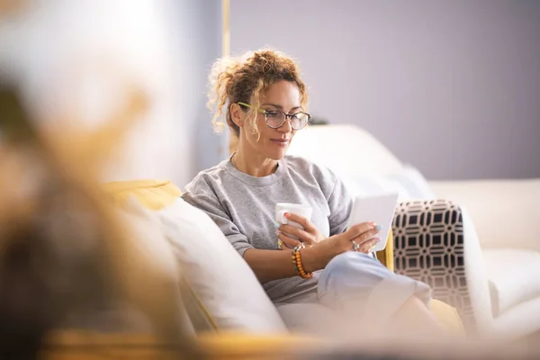 Moderni Nainen Ottaa Rentoutua Kotona Istuu Sohvalla Käyttää Ereader Tabletti — kuvapankkivalokuva