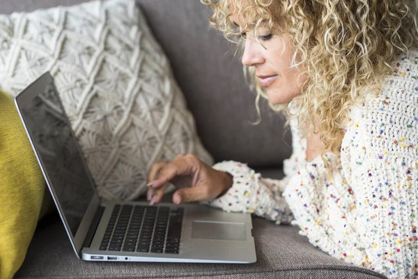 Close Van Blonde Vrouw Schrijven Gebruiken Laptop Draadloze Verbinding Online — Stockfoto