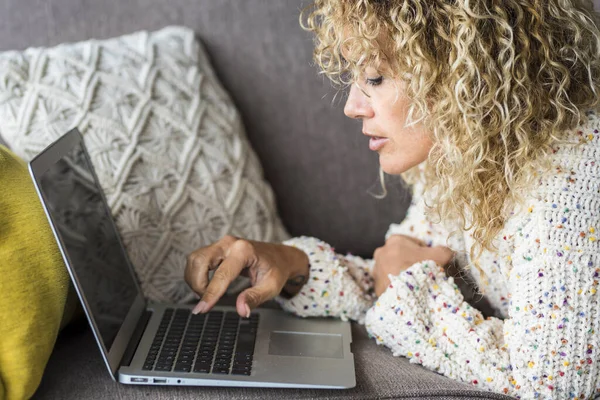Online Dating Yksittäinen Nainen Nainen Kirjoittaa Sähköpostia Kannettavan Kotona Mukava — kuvapankkivalokuva