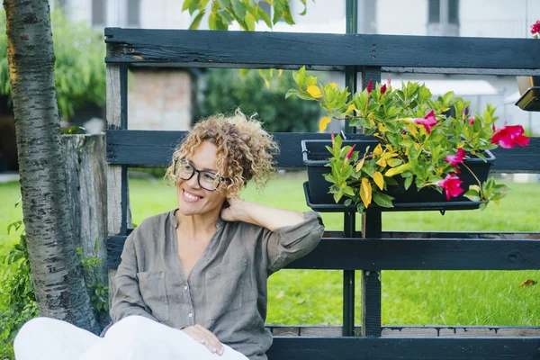 Retrato Jovem Mulher Madura Ter Relaxar Desfrutar Casa Jardim Livre — Fotografia de Stock