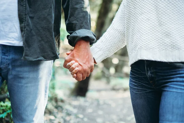 Ζευγάρι Στην Αγάπη Κρατώντας Χέρια Και Περπατώντας Μαζί Υπαίθρια Ρομαντική — Φωτογραφία Αρχείου