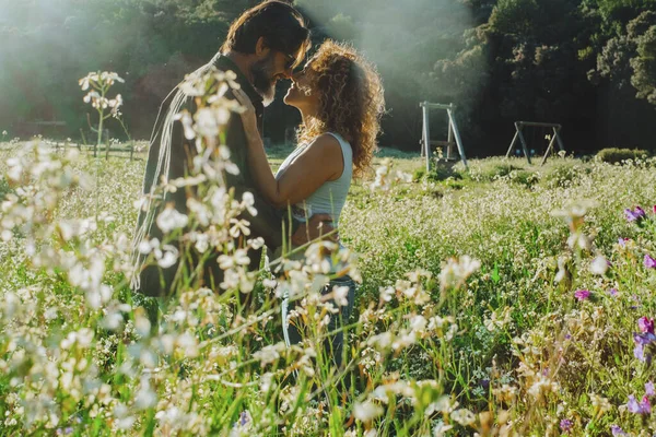 Birbirine Aşık Çiftler Yeşil Çiçek Tarlasında Öpüşüp Sarılıyorlar Mutlu Sağlıklı — Stok fotoğraf