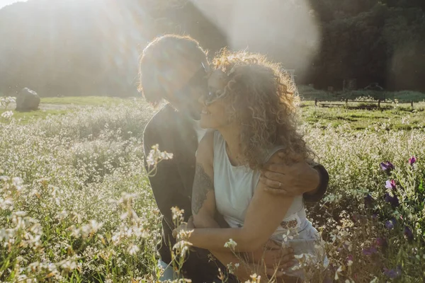 Människor Romantisk Fritidsaktivitet Njuter Naturen Och Solnedgången Ljus Tillsammans Kysser — Stockfoto