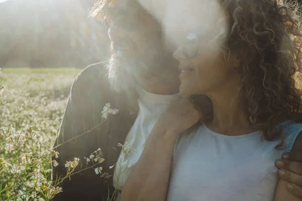 Mann Und Frau Verbinden Sich Sonnenuntergang Menschen Genießen Liebe Und — Stockfoto
