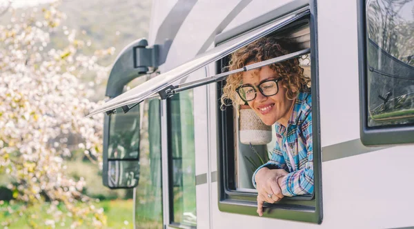 Eine Glückliche Weibliche Menschen Genießen Reiseziel Lächelnd Vor Dem Fenster — Stockfoto