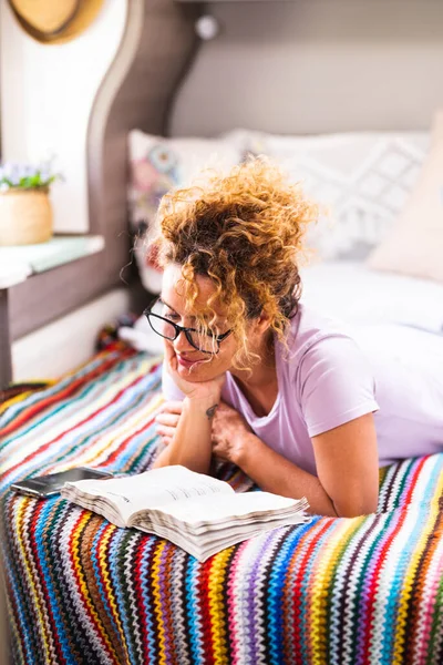 Mulher Gosta Ler Livro Deitado Cama Manhã Acordar Relaxamento Atividade — Fotografia de Stock