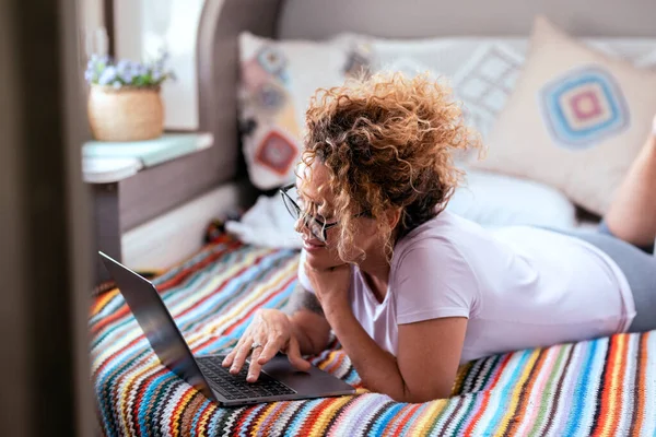 Moderne Vrouwelijke Werknemer Met Behulp Van Laptop Bed Camper Slaapkamer — Stockfoto