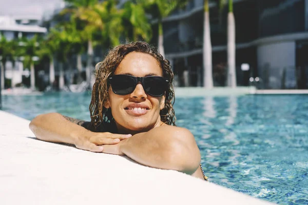 Happy Woman Enjoy Sun Pool Hotel Resort Scenic Holiday Place — Stock Photo, Image