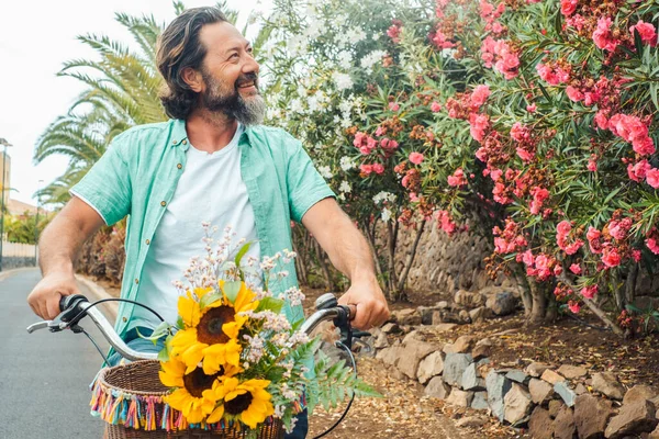 Olgun Bir Adam Dışarıda Bisiklet Sürmekten Güler Yüzlü Çiçeklerden Çiçeklerden — Stok fotoğraf