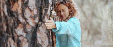 Bir kadın büyük bir sandığa sarılıyor. Doğaya ve dünyaya sevgi ve saygı. İnsanlar ve çevre konsepti yaşam tarzı. Ağaçları ve ormanı koru. Açık hava ile sağlıklı doğal bağ yaşam tarzı. Boş zaman