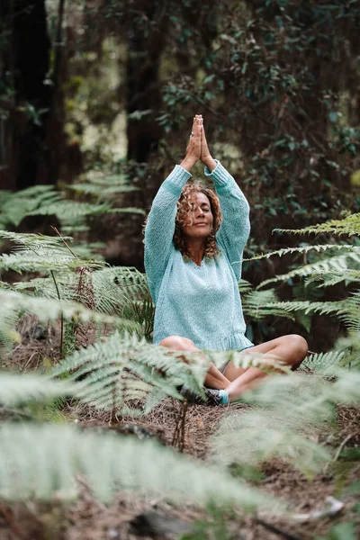 Luonnollinen Terve Nainen Meditoida Loppukäytäntö Jooga Liikunta Metsässä Vihreä Metsä — kuvapankkivalokuva