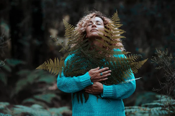 Szczęśliwa Kobieta Świętować Dzień Ziemi Sam Lesie Przytulając Się Miłością — Zdjęcie stockowe