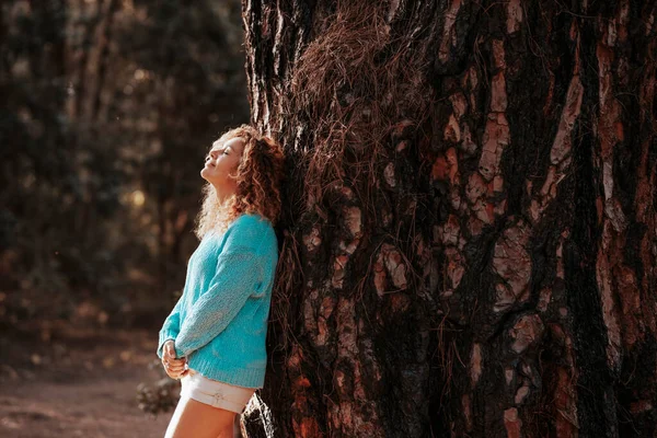 Mulher Serena Contra Grande Tronco Floresta Conceito Atividade Lazer Livre — Fotografia de Stock