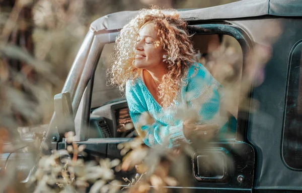 Szczęśliwa Wolna Kobieta Cieszyć Się Słońcem Podróżować Samochodem Uśmiechając Się — Zdjęcie stockowe