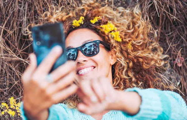 Χαρούμενη Όμορφη Γυναίκα Που Βγάζει Selfie Φωτογραφία Ξαπλωμένη Στο Έδαφος — Φωτογραφία Αρχείου