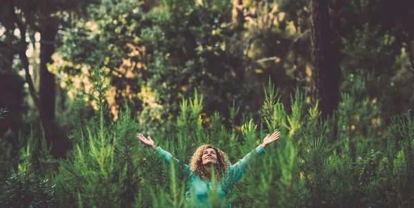 Mulher Feliz Sozinho Floresta Verde Celebrando Natureza Liberdade Sozinho Levantando — Fotografia de Stock