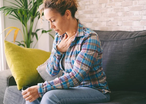 Mulher Sozinha Casa Tocando Seu Peito Por Sofrer Ataques Pânico — Fotografia de Stock