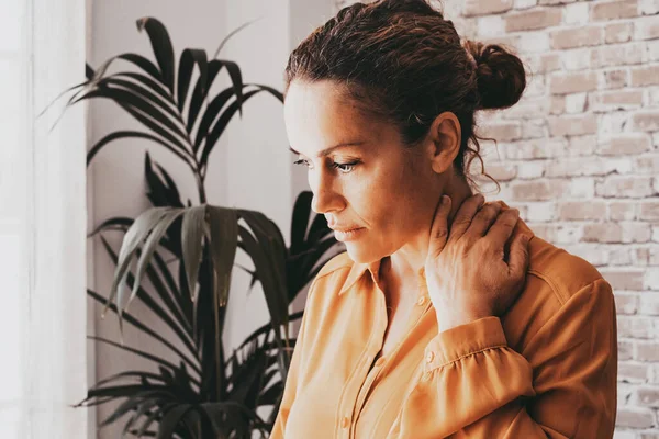 Mujer Solitaria Tocándose Cuello Mirando Hacia Abajo Para Momento Tristeza —  Fotos de Stock