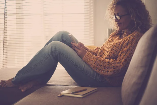 Mulher Usando Telefone Celular Casa Deitado Sofá Ter Relaxar Atividade — Fotografia de Stock