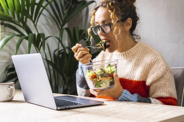 Femme Occupée Travailler Sur Ordinateur Portable Manger Des Salades Même — Photo