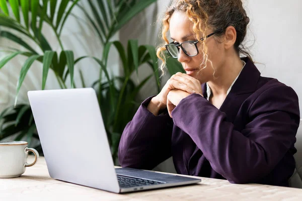 Professional Entrepreneur Reading Email Laptop Desk Wearing Glasses Concentration Portrait — Stock Photo, Image