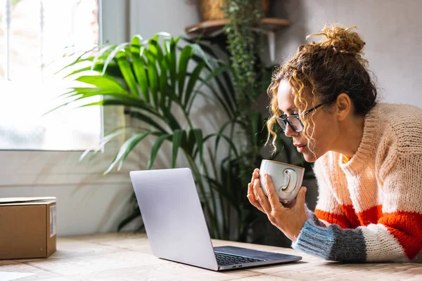 Kadın Dizüstü Bilgisayar Izliyor Masada Sıcak Içecek Kahvesi Içiyor Işçisi — Stok fotoğraf